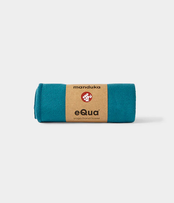Manduka - Πετσέτα Χειρός - eQua® Hand Yoga Towel - Maldive Διαστάσεις: 41cm x 67cm Βάρος: 90γρ - mykarma.gr