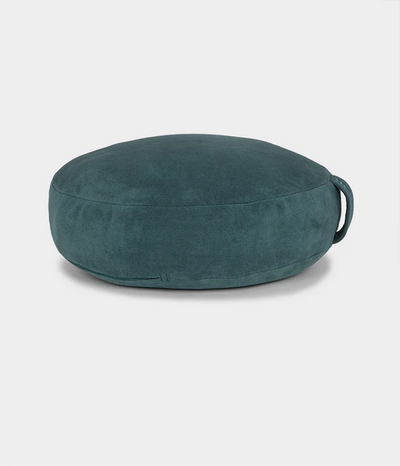 Μαξιλάρι Διαλογισμού Manduka Meditation Cushion με υποστήριξη διπλής όψης - Sage Solid Διαστάσεις: 38cm x 12,7cm Βάρος: 1,9 kg - mykarma.gr