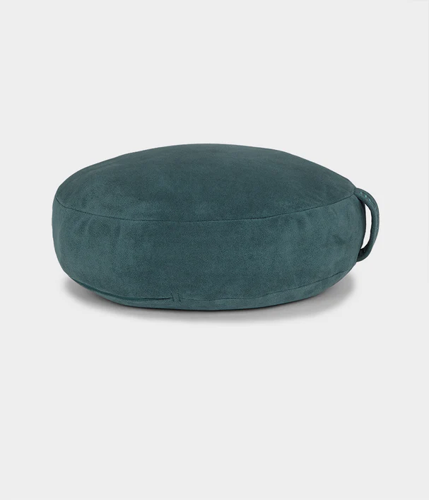 Μαξιλάρι Διαλογισμού Manduka Meditation Cushion με υποστήριξη διπλής όψης - Sage Solid Διαστάσεις: 38cm x 12,7cm Βάρος: 1,9 kg - mykarma.gr