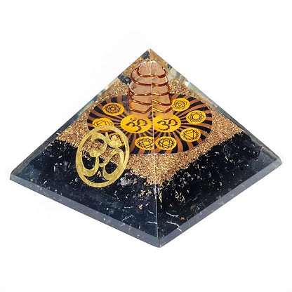 Οργονίτες-Orgone 7 Chakra Πυραμίδα με Μαύρη Τουρμαλίνη (Black Tourmaline) & «Ohm» Διαστάσεις: 7 × 7 × 6 cm - mykarma.gr