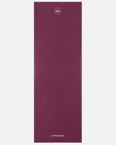 Lotuscrafts Travel Yoga Mat ARISE | Αντιολισθητικό στρώμα Yoga από φυσικό καουτσούκ & 15% ανακυκλώσιμο λατέξ -Dark Cranberry Βάρος: 1kg Βάρος: 1kg Διαστάσεις: 185cm x 65cm Πάχος: 0,13cm