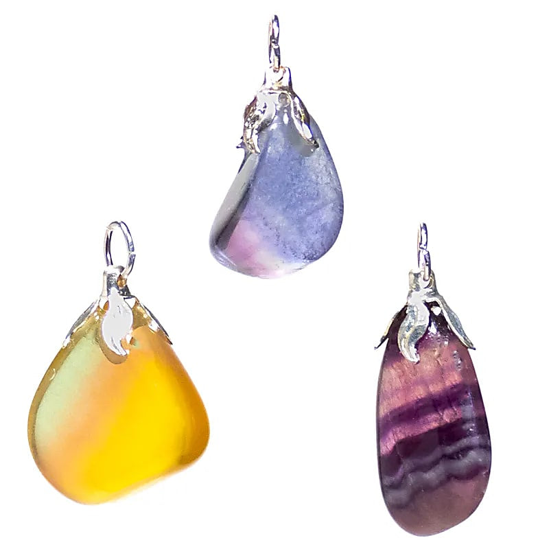 Κρεμαστό Μενταγιόν με πολύχρωμο Φθορίτη (Rainbow Fluorite) – Ποιότητα Α Διαστάσεις: 1,5 εκ (Η συσκευασία περιέχει 1 τεμάχιο) - mykarma.gr