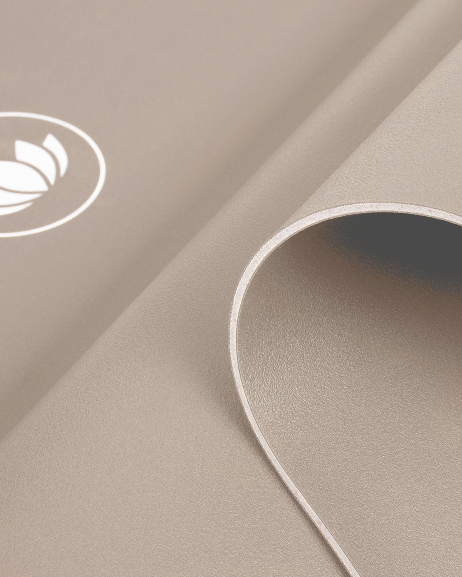 Lotuscrafts Yoga Mat ARISE | Αντιολισθητικό στρώμα Yoga από φυσικό καουτσούκ & 15% ανακυκλώσιμο λατέξ - Light Taupe Βάρος: 2kg Διαστάσεις: 185cm x 65cm Πάχος: 0,4cm - mykarma.gr