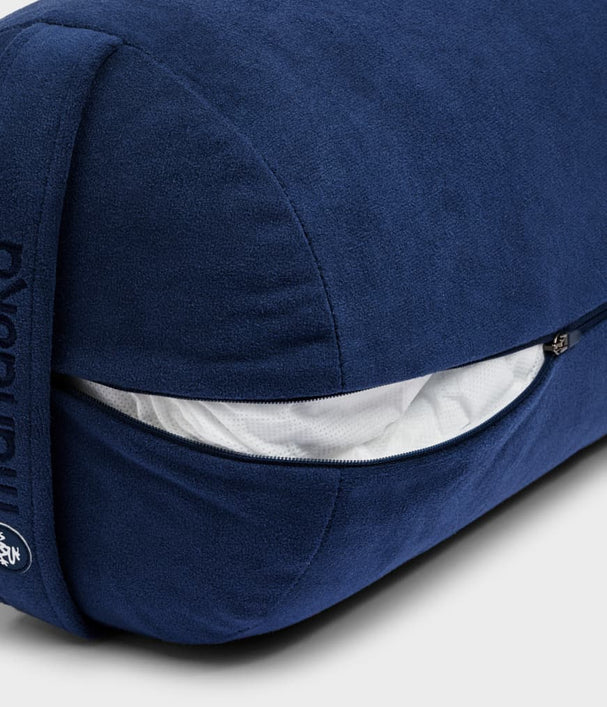 Manduka  enlight™ round Bolster - Midnight (blue).Διαστάσεις: 69 x 23 cm Βάρος: 1 kg - mykarma.gr
