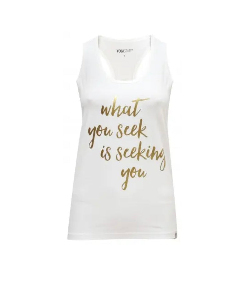Yogistar - Γιόγκα Raserback Top T-shirt  'Ότι αναζητάς σε αναζητά'- οργανικό βαμβάκι - ivory/gold Νούμερο: Medium - mykarma.gr
