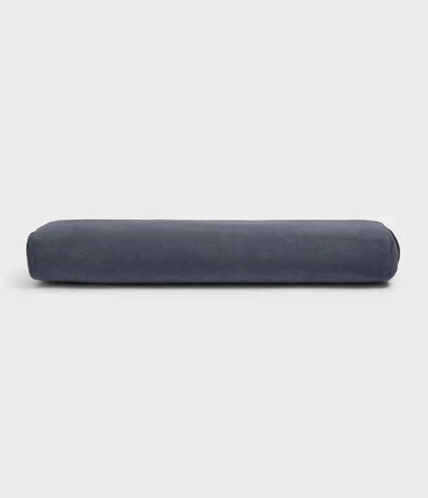 Manduka  Lean Bolster - Thunder Διαστάσεις: 74 x 18 x 8cm Βάρος: 0,45 kg - mykarma.gr
