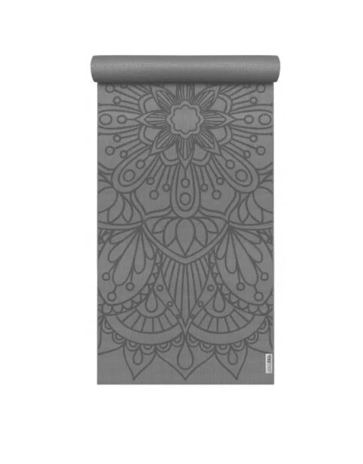 Yogistar - Στρώμα γιόγκα Basic Art Collection 'Lotus Mandala' (Graphite) Διαστάσεις: 183 εκ x 61 εκ x 4 mm Βάρος 1,25 kg - mykarma.gr