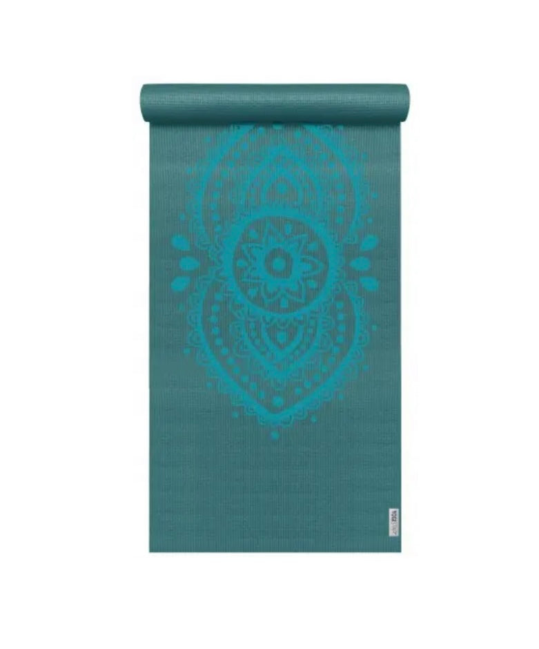 Yogistar - Στρώμα γιόγκα Basic Art Collection 'Ajna Chakra' (Petrol) Διαστάσεις: 183 εκ x 61 εκ x 4 mm Βάρος 1,25 kg - mykarma.gr