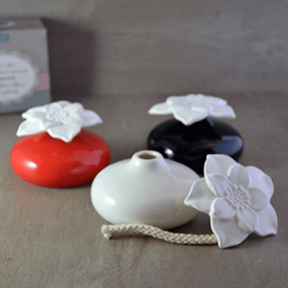 Home Reed Diffuser «Narcisse» - κεραμικός διαχυτής αρώματος για Αιθέριο έλαιο - κόκκινο Διαστάσεις φιάλης: 5 x 10 cm - mykarma.gr