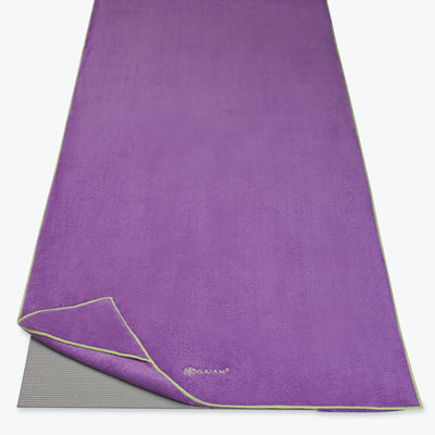 Gaiam - Πετσέτα Στρώματος που κουμπώνει στο στρώμα - Stay Put Yoga Mat Towel - Purple Jam Διαστάσεις: 178cm x 66cm - mykarma.gr