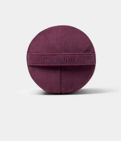Manduka  enlight™ round Bolster - Indulge Διαστάσεις: 69 x 23 cm Βάρος: 1 kg - mykarma.gr