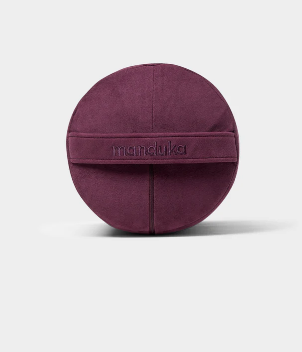 Manduka  enlight™ round Bolster - Indulge Διαστάσεις: 69 x 23 cm Βάρος: 1 kg - mykarma.gr