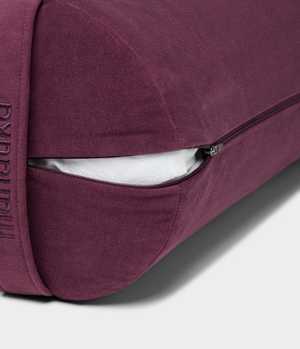 Manduka  enlight™ round Bolster - Indulge Διαστάσεις: 69 x 23 cm Βάρος: 1 kg - mykarma.gr