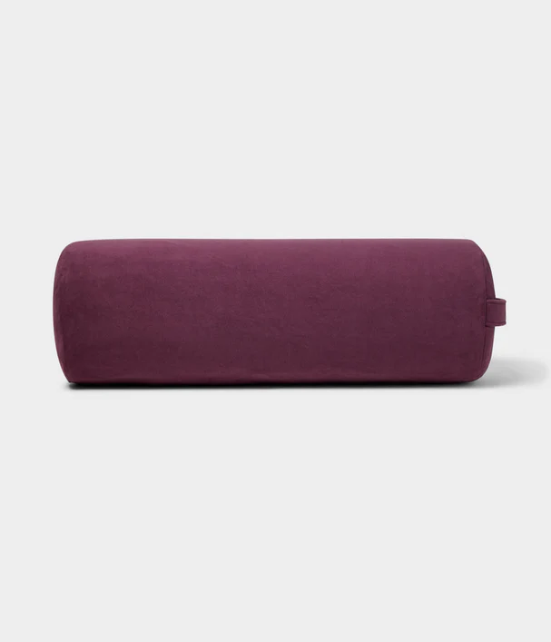Manduka  enlight™ round Bolster - Indulge Διαστάσεις: 69 x 23 cm Βάρος: 1 kg - mykarma.gr