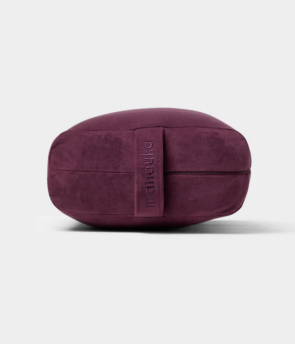 Manduka  enlight™ Rectangular Bolster - Indulge Διαστάσεις: 71 x 30 x 12 cm Βάρος: 1,1 kg - mykarma.gr