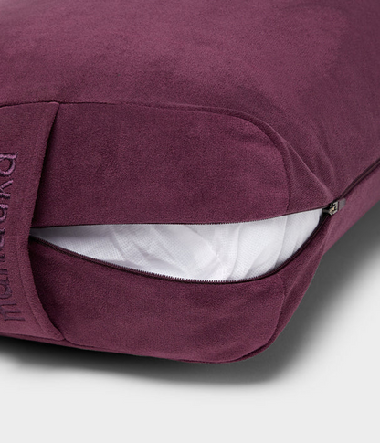 Manduka  enlight™ Rectangular Bolster - Indulge Διαστάσεις: 71 x 30 x 12 cm Βάρος: 1,1 kg - mykarma.gr