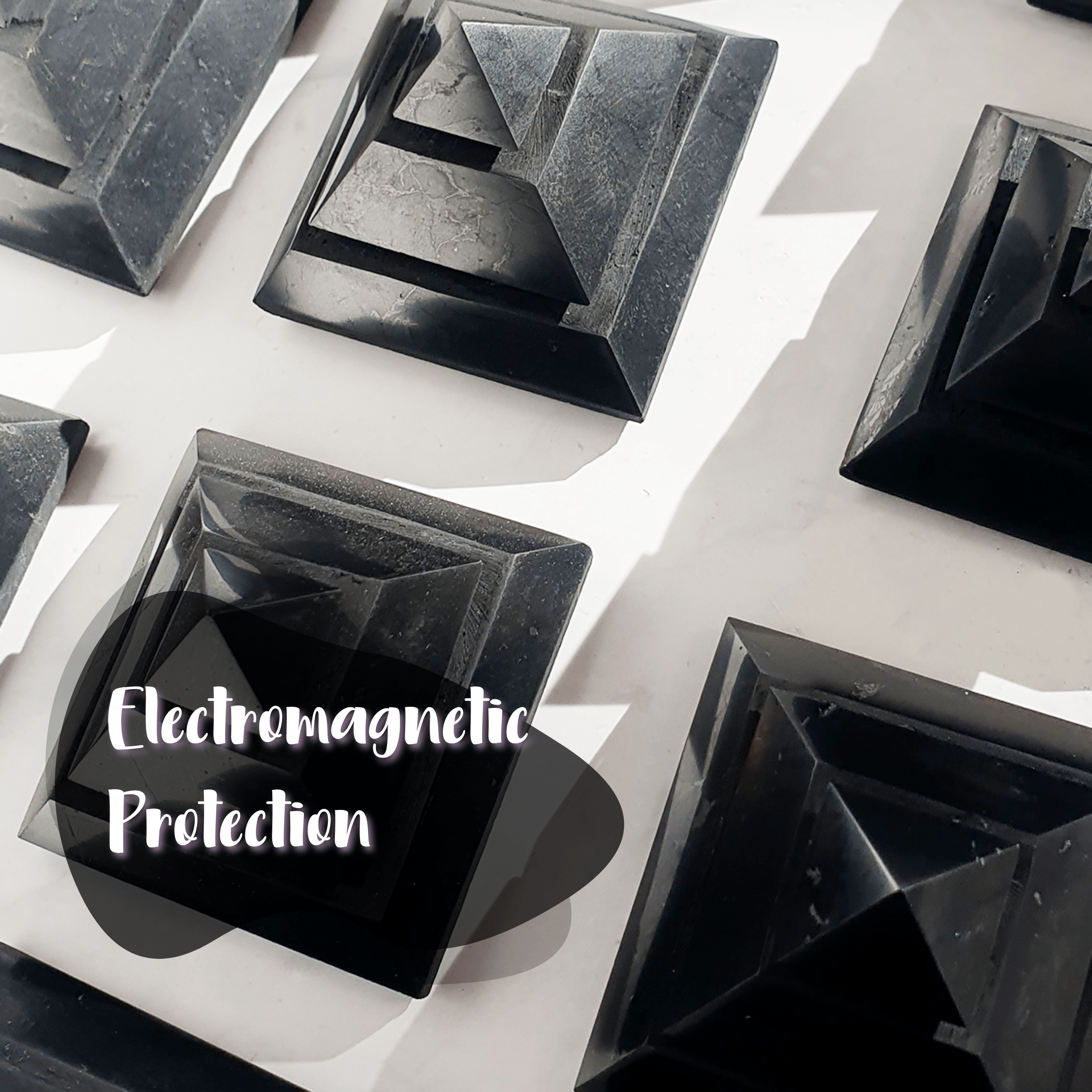 Φυσικό Ορυκτό Πέτρωμα - Πυραμίδα Sakkara από Σουγκίτη (Shungite) Διαστάσεις: 5 x 5 cm - mykarma.gr