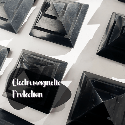 Φυσικό Ορυκτό Πέτρωμα - Πυραμίδα Sakkara από Σουγκίτη (Shungite) Διαστάσεις: 5 x 5 cm - mykarma.gr