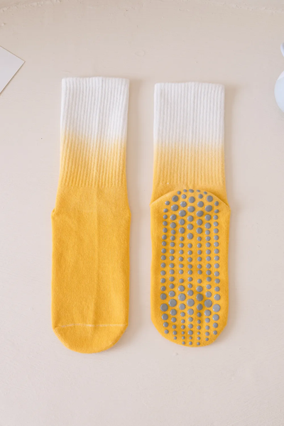 Αντιολισθητικές Ψηλές Κάλτσες - Gradient Non-Slip Socks – Yoga & Pilates - ποικιλία χρωμάτων  No 37-43 - mykarma.gr
