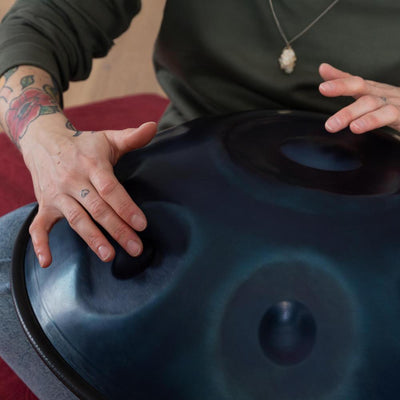 Χέρια σε ηχητικά πεδία του Handpan PRO