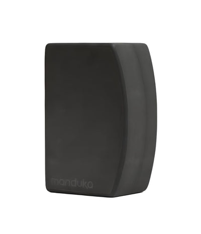Manduka unBLOK Recycled Foam Yoga Block - Thunder • 0,4 κιλά, 23 εκ. x 15 εκ. x 10 εκ. - mykarma.gr