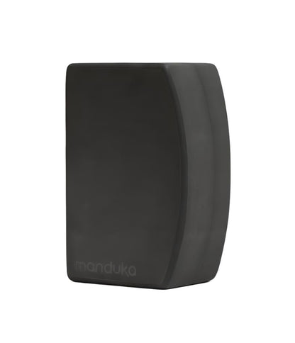 Manduka unBLOK Recycled Foam Yoga Block - Thunder • 0,4 κιλά, 23 εκ. x 15 εκ. x 10 εκ. - mykarma.gr