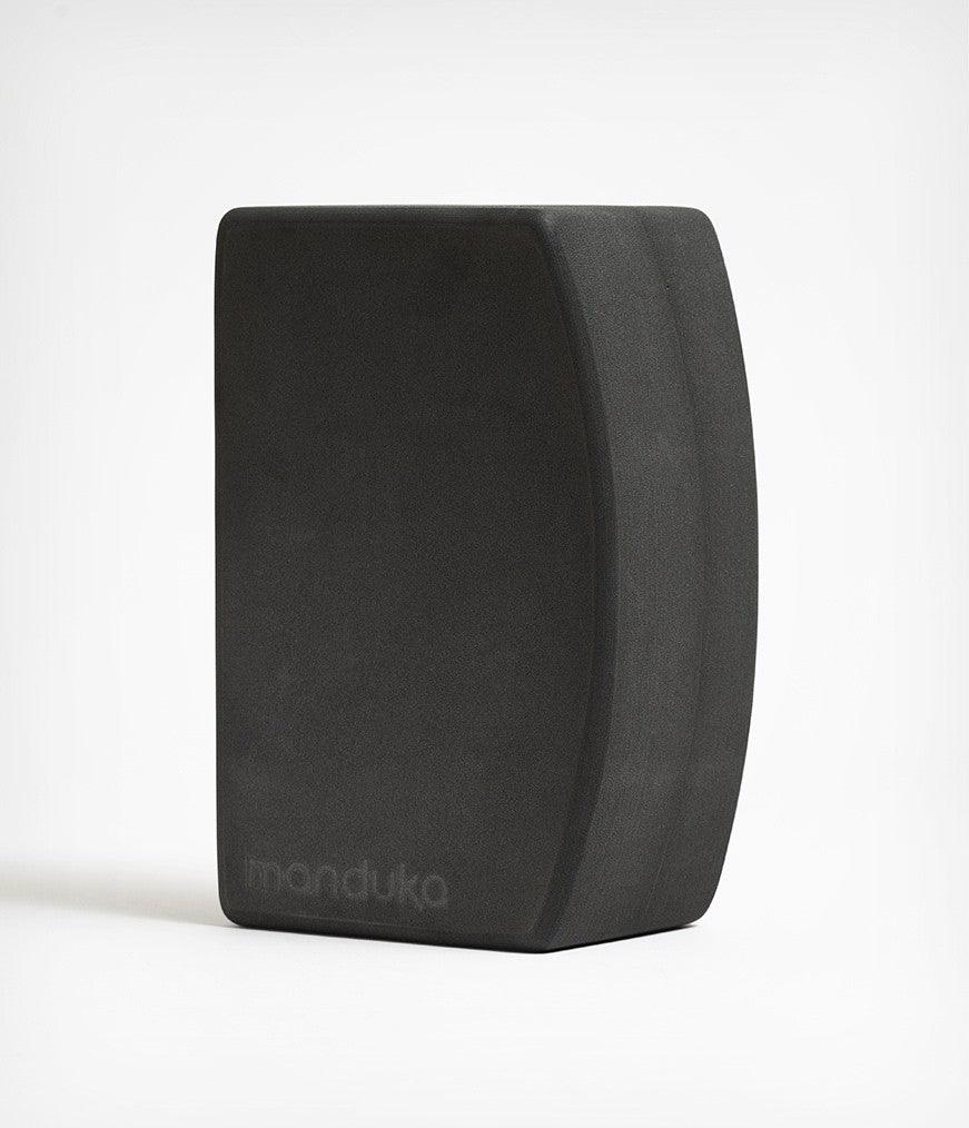 Manduka unBLOK Recycled Foam Yoga Block - Thunder • 0,4 κιλά, 23 εκ. x 15 εκ. x 10 εκ. - mykarma.gr