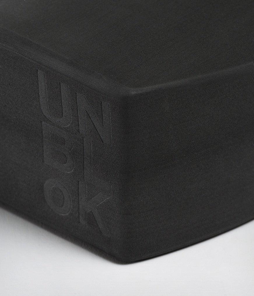 Manduka unBLOK Recycled Foam Yoga Block - Thunder • 0,4 κιλά, 23 εκ. x 15 εκ. x 10 εκ. - mykarma.gr