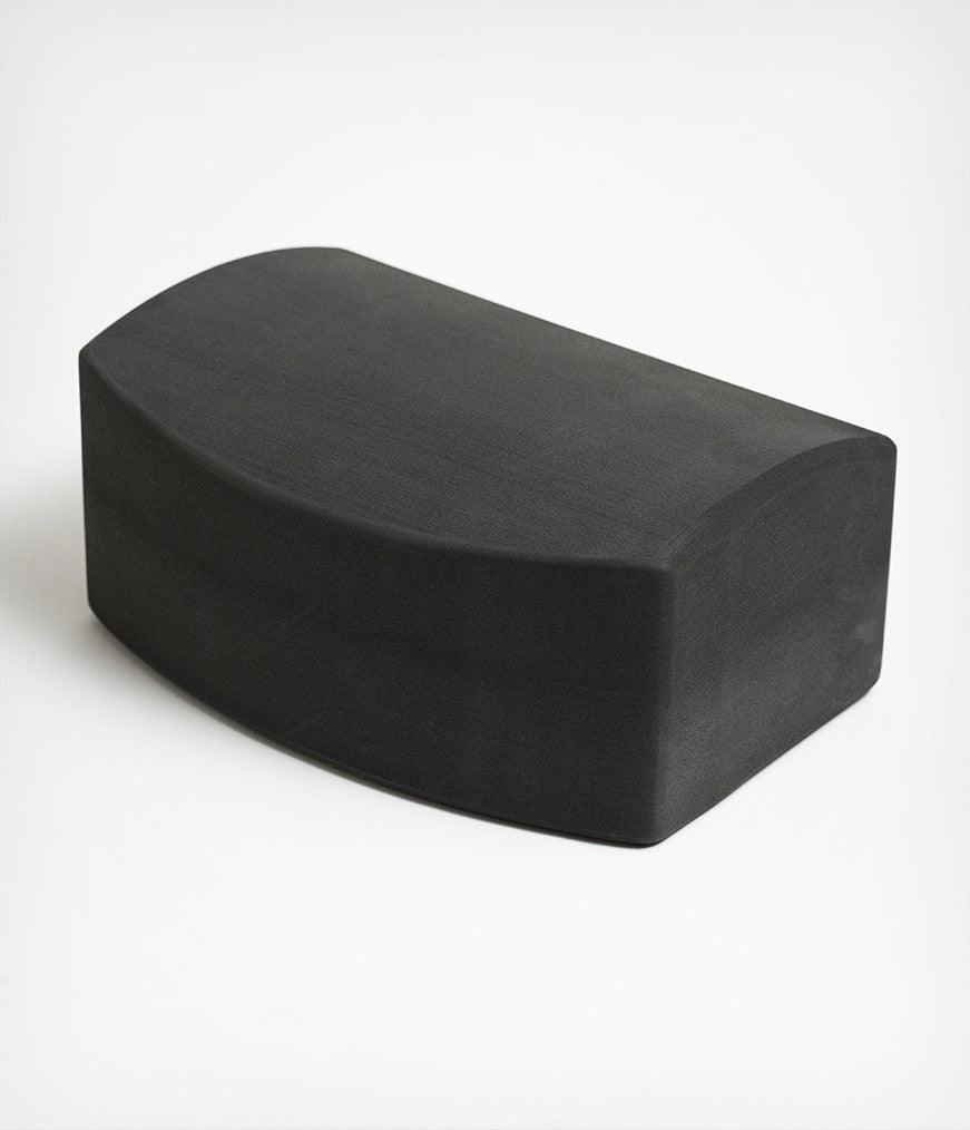 Manduka unBLOK Recycled Foam Yoga Block - Thunder • 0,4 κιλά, 23 εκ. x 15 εκ. x 10 εκ. - mykarma.gr