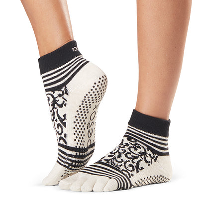 Toesox Full Toe Ankle Grip | Αντιολισθητικές κάλτσες με δάκτυλα. Από Οργανικό βαμβάκι. - mykarma.gr