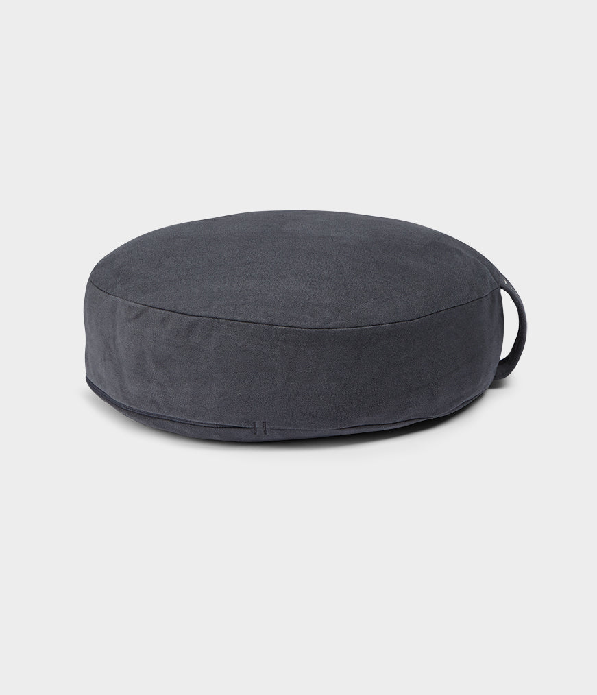 Μαξιλάρι Διαλογισμού Manduka Meditation Cushion με υποστήριξη διπλής όψης - Thunder .Διαστάσεις: 38cm x 12,7cm.Βάρος: 1,9 kg - mykarma.gr