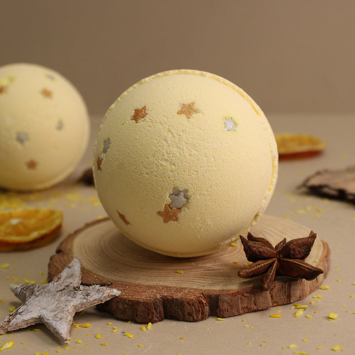 Bath Bomb μπάνιου διακοσμημένο με αστεράκια - αμυγδαλωτό άρωμα (Marzipan) Διάμετρος: 7,5 cm - mykarma.gr