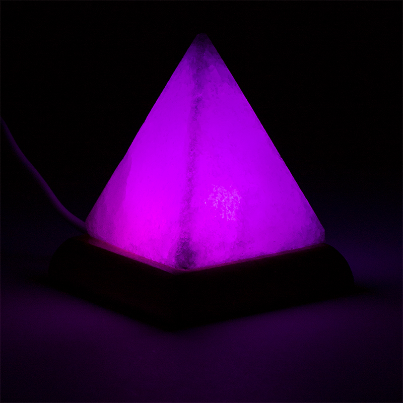 Λάμπα Πυραμίδα απο άλατα Ιμαλαΐων λευκή - USB LED φωτίζει  με διάφορα χρώματα που αλλάζουν.Βάρος: 400 g. Διαστάσεις: 9 εκ. - mykarma.gr