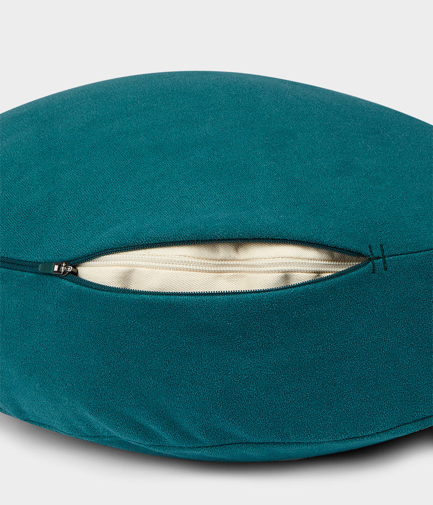 Μαξιλάρι Διαλογισμού Manduka Meditation Cushion με υποστήριξη διπλής όψης - Deep Sea .Διαστάσεις: 38cm x 12,7cm.Βάρος: 1,9 kg - mykarma.gr