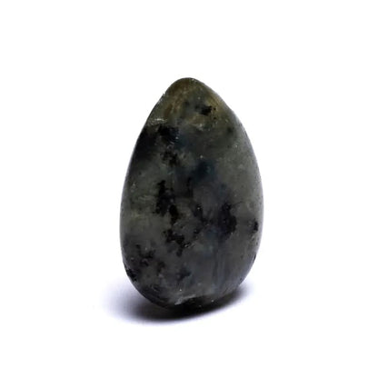Λαμπραδορίτη (Labradorite) - Α-ποιότητας μενταγιόν.(Δεν περιλαμβάνεται κορδόνι)Διαστάσεις: 2,5-3,5 cm - mykarma.gr