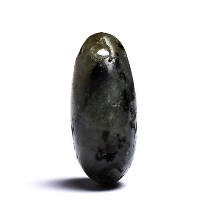 Λαμπραδορίτη (Labradorite) - Α-ποιότητας μενταγιόν.(Δεν περιλαμβάνεται κορδόνι)Διαστάσεις: 2,5-3,5 cm - mykarma.gr