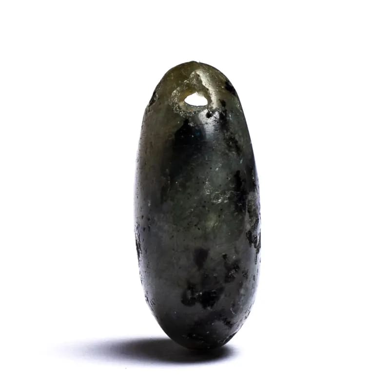 Λαμπραδορίτη (Labradorite) - Α-ποιότητας μενταγιόν.(Δεν περιλαμβάνεται κορδόνι)Διαστάσεις: 2,5-3,5 cm - mykarma.gr