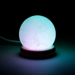Λάμπα Σφαίρα απο άλατα Ιμαλαΐων λευκή - USB LED φωτίζει  με διάφορα χρώματα που αλλάζουν.Βάρος: 450 g. Διαστάσεις: 9 εκ. - mykarma.gr