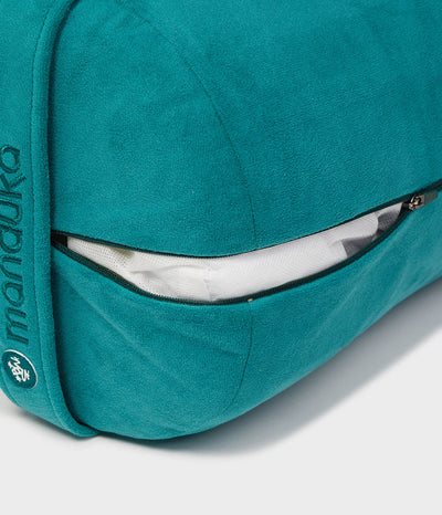 Manduka  enlight™ round Bolster - Deep Sea. Διαστάσεις: 69 x 23 cm Βάρος: 1 kg - mykarma.gr
