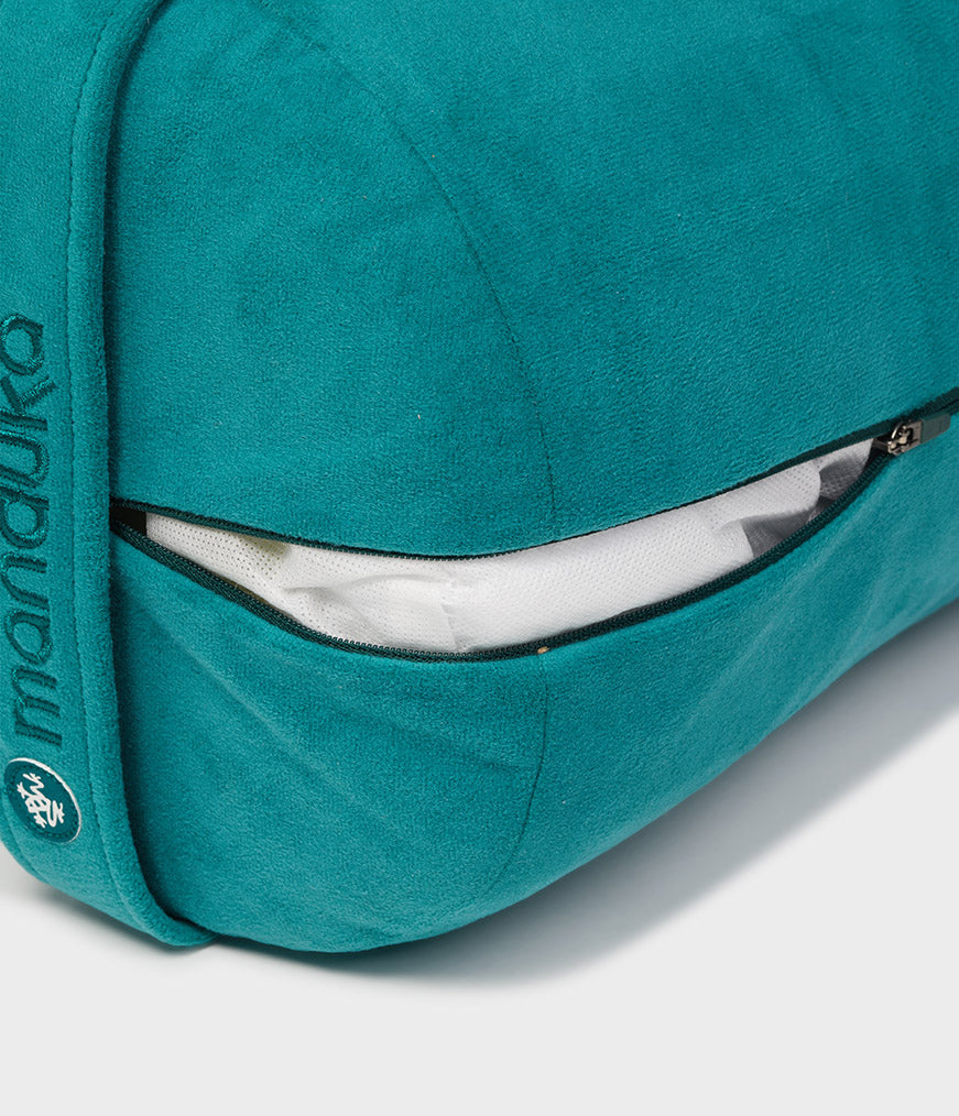 Manduka  enlight™ round Bolster - Deep Sea. Διαστάσεις: 69 x 23 cm Βάρος: 1 kg - mykarma.gr
