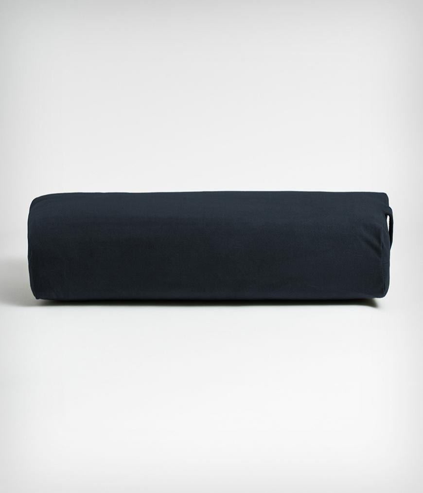 Manduka  enlight™ Rectangular Bolster - Midnight .Διαστάσεις: 71 x 30 x 12 cm Βάρος: 1,1 kg - mykarma.gr