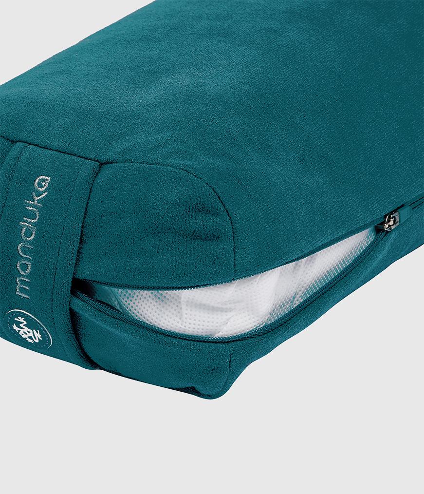 Manduka  Lean Bolster - Deep Sea.Διαστάσεις: 74 x 18 x 8cm Βάρος: 0,45 kg - mykarma.gr