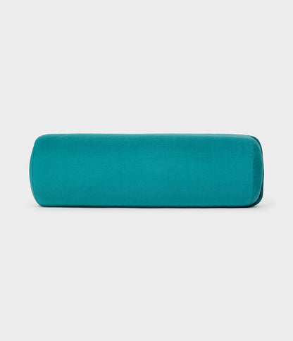 Manduka  enlight™ round Bolster - Deep Sea. Διαστάσεις: 69 x 23 cm Βάρος: 1 kg - mykarma.gr