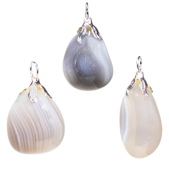 Κρεμαστό Μενταγιόν από Γκρι Αχάτη (Grey Agate).Διαστάσεις: 2,5 εκ.(Η συσκευασία περιέχει 1 τεμάχιο) - mykarma.gr