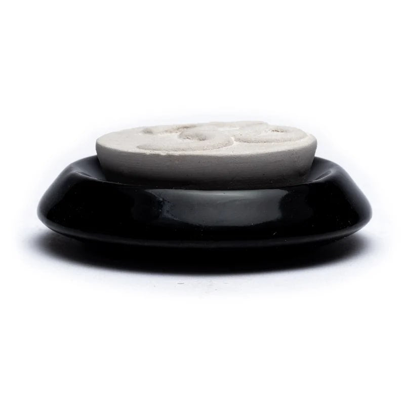 Αρωματική πέτρα/Aroma Stone Diffuser «Ohm» για Αιθέριο έλαιο - με μαύρη βάση. Διαστάσεις 7,5 cm. - mykarma.gr