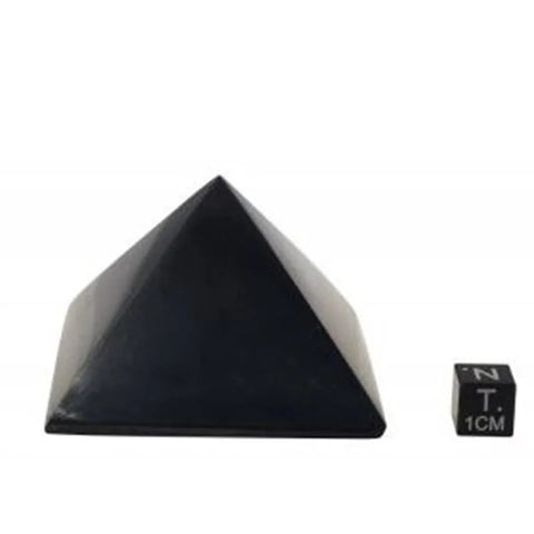 Φυσικό ορυκτό πέτρωμα -Σουγκίτη (Shungite). Πυραμίδα.Διαστάσεις: 5,5 × 5,5 εκ - mykarma.gr