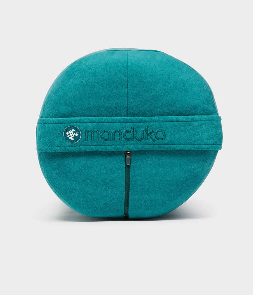 Manduka  enlight™ round Bolster - Deep Sea. Διαστάσεις: 69 x 23 cm Βάρος: 1 kg - mykarma.gr