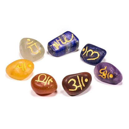 Σετ από 7 Chakra πέτρες-με σύμβολα τσακρά Sanskrit σε χρυσό χρώμα  - σε βελούδινη  θήκη  Διαστάσεις:2 cm - mykarma.gr
