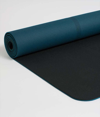 Στρωμα με γραμμή - Manduka WelcOMe Begin Yoga Mat - Steel Grey. Βάρος: 1,1 kg Διαστάσεις: 172 x 61 x 5mm - mykarma.gr