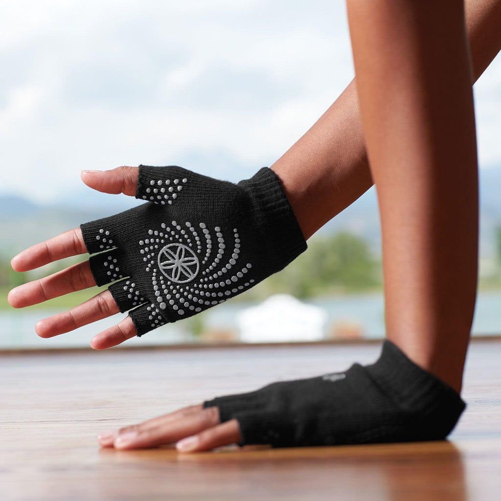 Gaiam Fingerless Grippy Yoga Gloves  - Αντιολισθητικά Γάντια Γιόγκα με ανοιχτά δάχτυλα - mykarma.gr